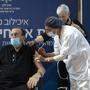 Ron Huldai, der Bürgermeister von Tel Aviv, bekommt seine dritte Impfung 