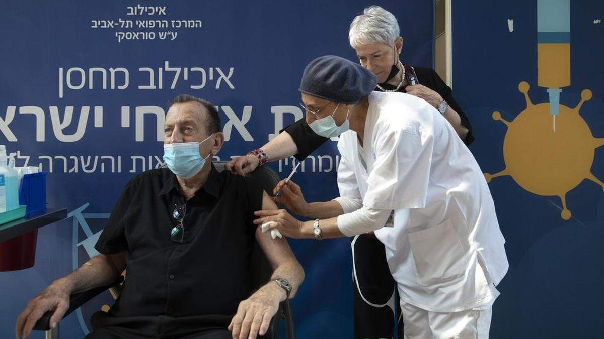 Ron Huldai, der Bürgermeister von Tel Aviv, bekommt seine dritte Impfung 