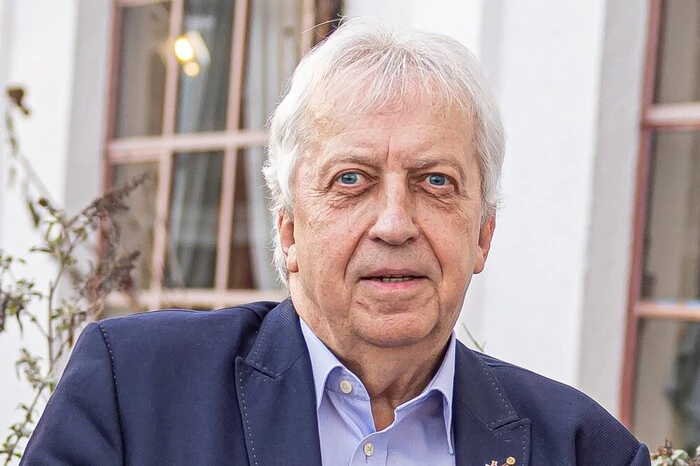 "Die Diskussion ist sinnlos" Harald Raffer, Klagenfurt: Ich finde die Diskussion rund um ein verpflichtendes Trinkgeld sinnlos. Es soll weiterhin freiwillig bleiben. Ich gebe gerne Trinkgeld, wenn das Essen und das Service passen. Wenn ich mich aber unerwünscht fühle, gebe ich keines und das Lokal sieht mich nie wieder.