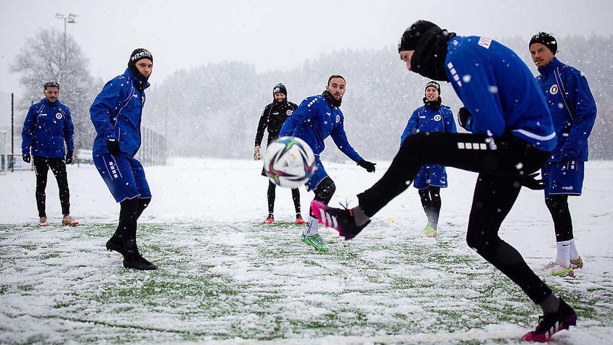 Auch der Schneefall konnte die Austrianer nicht vom Training abhalten