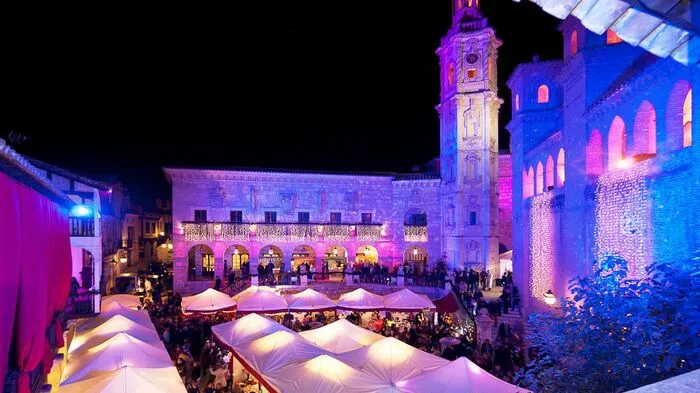  Pueblo Español (Mallorca): Der Mediterrane. Der Adventmarkt im Pueblo Español in Palma ist bei Touristen und Einheimischen mittlerweile eine Institution. Im „Spanischen Dorf“ duftet es von 6. bis 11. Dezember 2016 nach Bratäpfeln und mallorquinischem Mandelkuchen. Der Eintritt von 5 € kommt zum Teil karitativen Zwecken zugute, außerdem ist ein Glühwein inklusive. Unterkunftsmöglichkeiten gibt‘s im Grupotel Playa de Palma Suites &amp; Spa. 3 Nächte in der Suite inkl. Frühstück kosten dort ab 240 €/2 Pers. www.grupotel.com