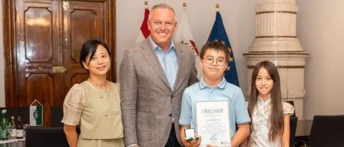 Lukas Maierhofer (2.v.r.) wurde von Landeshauptmann Mario Kunasek für seine musikalischen Erfolge ausgezeichnet. Begleitet wurde der 13-Jährige aus Gralla von seiner Mutter Duoliang (l.) und seiner jüngeren Schwester Lisa.