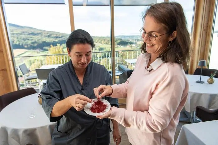 Andrea Diesel (re.) vermarktet selbst angebauten Safran. Köchin Christina Luger (li.) weiß, dass dieses besondere Gewürz viel Handarbeit mit Fingerspitzengefühl erfordert.