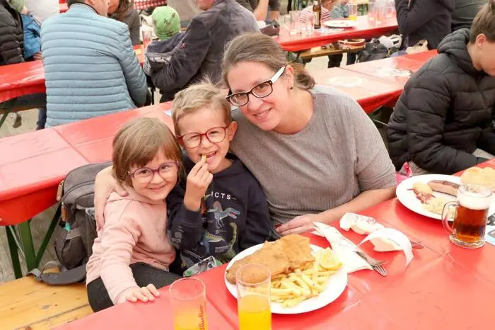 Übrigens: Nicht lange muss man auch bei voller Halle auf das Essen warten, sind doch 40 Angestellte für die Gäste im Dauereinsatz.