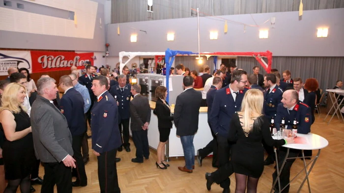 Beste Stimmung herrschte beim Feuerwehrball der Freiwilligen Feuerwehr (FF) Brückl, der am Samstag im örtlichen Gemeinschaftshaus über die Bühne ging.