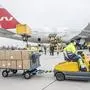 Ein Frachtflugzeug bringt Medizinprodukte wie FFP2-Masken nach Graz
