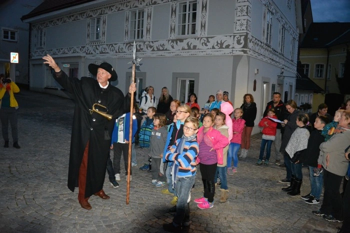 „Es wird diskutiert, gezeichnet, geschrieben, fotografiert und viel gespielt. Zu guter Letzt werden sie ein eigenes Druckwerk in Händen halten können und mit Stolz und Freude ihren Kinderstadtführer präsentieren“, so Muhr.  