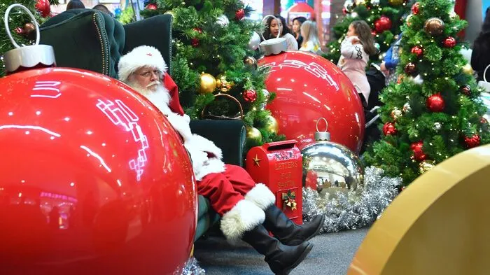 Ho, ho, ho! Die Weihnachtsmänner sind derzeit rund um die Uhr weltweit im Einsatz. Kein Wunder, dass der eine oder andere "Santa Claus" eine Verschnaufpause braucht.