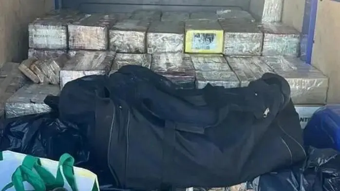 Portugiesische Polizeibeamte fanden über 1,5 Tonnen Kokain und Waffen in einem Transporter.
