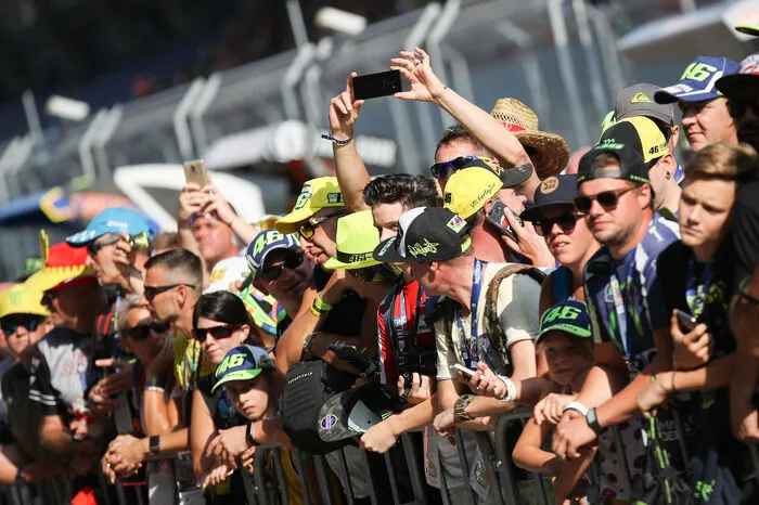 Trotz glühender Hitze war die Boxengasse beim Public Pit Lane Walk bestens gefüllt.