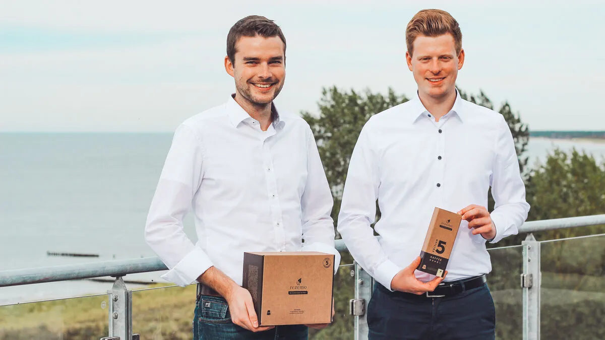 Stefan Zender und Julian Reitze (li.) wollen eine nachhaltige Alternative zu Aluminiumkapseln bieten