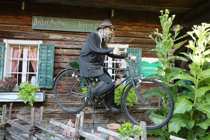 Das Ziel wurde von den Organisatoren gut gewählt: Pechmann‘s alte Ölmühle und Mostschenke mit Tierpark, Oldtimerausstellung und den vielen Museumsstücken in Ratschendorf (Gemeinde Deutsch Goritz) überraschte die Teilnehmenden
