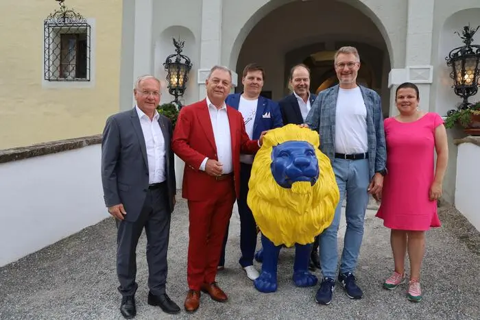 Bürgermeister Josef Ober mit dem neuen Präsidenten der Feldbacher Lions Claudius Handl und Funktionären