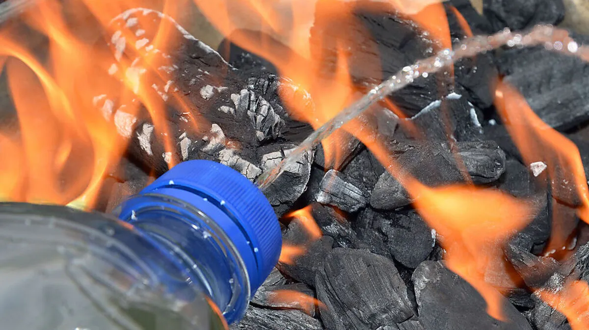 Beim Grillen sollte man auf flüssige Anzünder verzichten