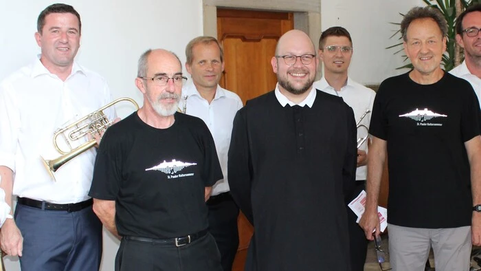 Vorne von links: Kapellmeister Adolf Streit, administrativer KUSO-Leiter Christoph Warzilek, Stiftsadministrator Pater Marian Kollmann und der künstlerische KUSO-Leiter Siegi Hoffmann
