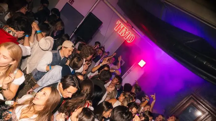 Eine volle Diskothek mit feierenden Menschen