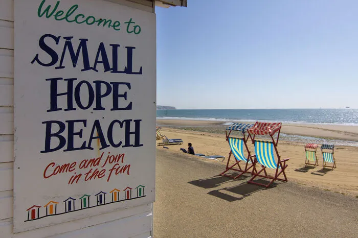 Die Insel ist im Sommer fest in einheimischer Hand. Die Briten zieht es an die schönen Strände der Insel, von denen viele mit "Blauen Flaggen" ausgezeichnet sind.