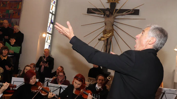 Musikalisch umrahmt wurde die Hl. Messe vom „FeldKirchenchor“ unter der Leitung von Burkhart Pirker mit GastsängerInnen und einem internationalen Orchester, gesungen wurde u.a. die Messe in C – KV 337 von Wolfgang Amadeus Mozart.
