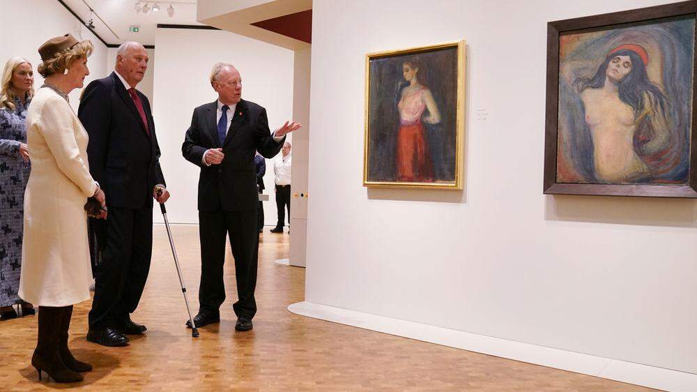 König Harald und Königin Sonja vor Meisterwerken Edvard Munchs