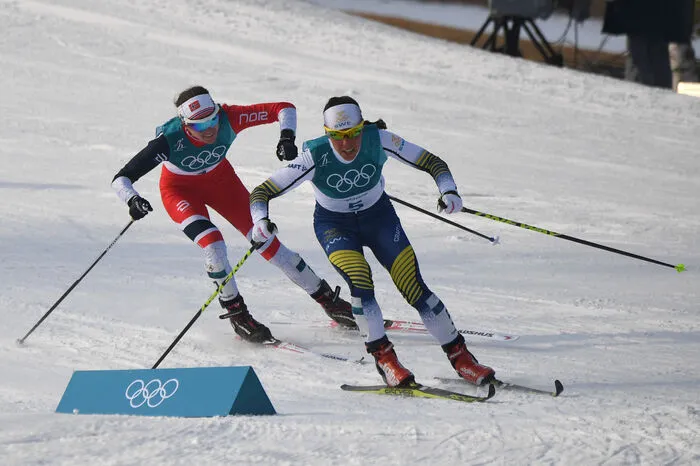 Samstag, 10.2.: Der Langläuferin Charlotte Kalla ist es vorbehalten, die erste Goldmedaille in Südkorea zu erobern. Die Schwedin setzt sich im Skiathlon über je 7,5 km klassisch und Skating in einer Solo-Zielankunft durch. Die Salzburgerin Teresa Stadlober holt mit dem siebenten Platz ihre beste Olympia-Platzierung. Weit weniger gut läuft es für die rot-weiß-roten Skispringer. In einer Windlotterie auf der Normalschanze landet Stefan Kraft beim Sieg des Deutschen Andreas Wellinger als bester Österreicher auf dem enttäuschenden 13. Platz. Den Glanzpunkt des Tages aus heimischer Sicht setzt Rodler David Gleirscher, der nach den ersten zwei von vier Durchgängen den zweiten Platz belegt. Short-Track-Athlet Lim Hyo-jun sichert Gastgeber Südkorea das erste Gold.