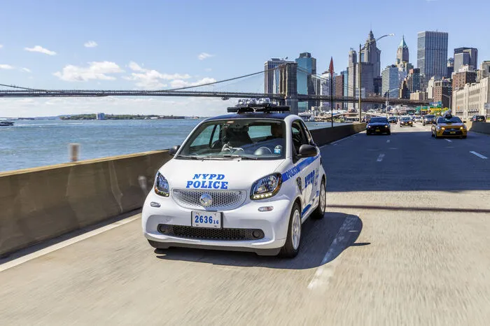 Das New York City Police Department alias NYPD hat nämlich 250 Smart Fortwo für den Einsatz im Polizeidienst bestellt. Quasi den Smart Forcops.