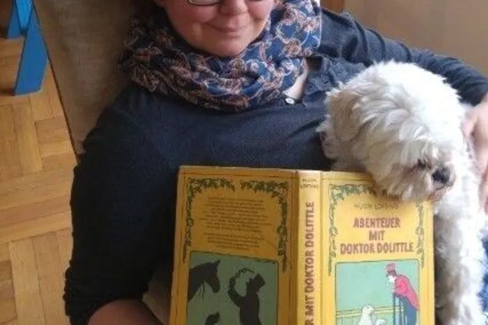 Andrea Stift-Laube, Herausgeberin der Literaturzeitschrift Lichtungen: "Ich lese gerade alle Doktor Dolittle-Bände von Hugh Lofting, die ich im Regal vorfinde. Einerseits, weil ich anlässlich der Ersterscheinung vor genau 100 Jahren einen Essay darüber schreibe, andererseits, weil mir der zu Tier und Mensch immer faire, sich aus Freigiebigkeit stets in Geldnot befindende und tierlinguistisch hochbegabte Doktor schon vor über 30 Jahren ans Herz gewachsen ist – genauso wie seine Tiere Dab-Dab, Jip, Göb-Göb, Polynesia und wie sie alle heißen."