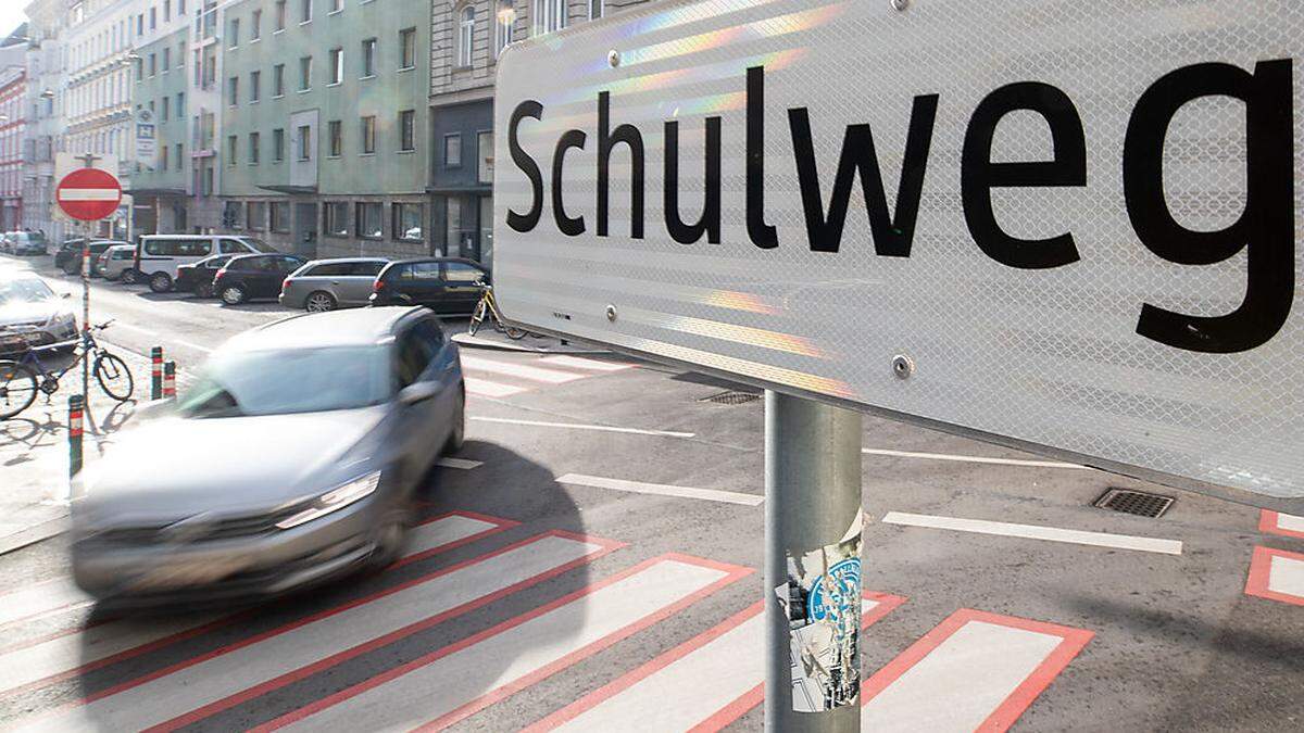 Auto vor Schulweg