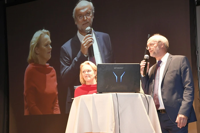 Horst Rittchen begrüßte die ORF Korrespondentin Hannelore Veit bei der Benefizveranstaltung. Der Reinerlös geht an das "Jahrhunderthaus" im Kinderdorf Moosburg.