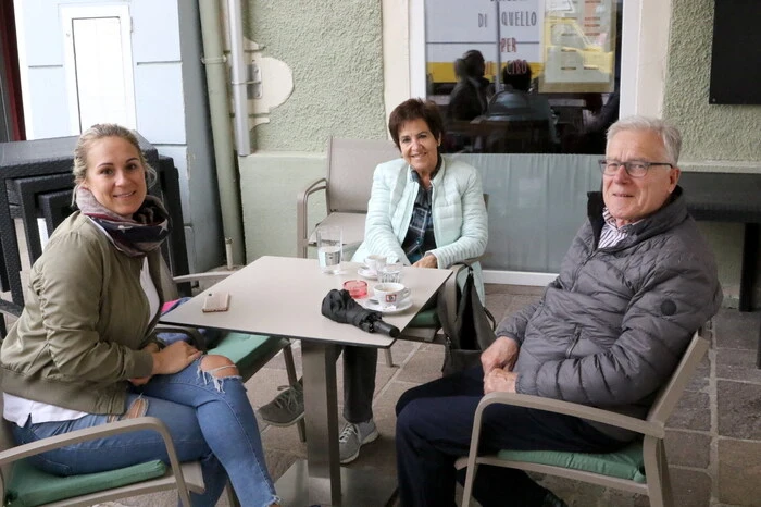 Auch wenn die Außentemperaturen nur um die zehn Grad waren zogen die Einkaufslustigen es vor, im Freien einen Cappuccino bei Enzo einzunehmen. 