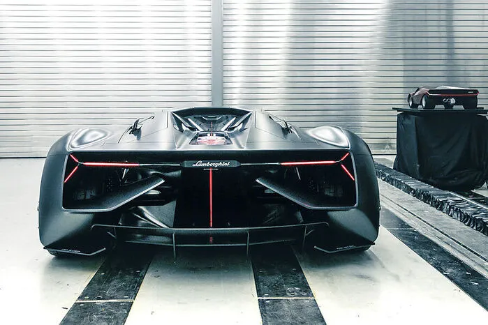 Die Verlagerung der insgesamt vier Elektromotoren in je ein Rad beschert Designern und Aerodynamikern absolute Freiheit. Das zeigt sich beim Monocoque, das nur das Energiespeichersystem und die Sitze für Fahrer und Beifahrer aufnimmt.