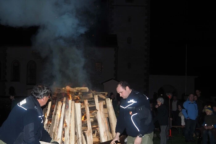 Bitte klicken Sie sich durch die Bilder beider Osterfeuer-Veranstaltungen. . .