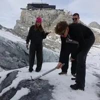 Sophie, Tobias und Bastian nehmen an einer Gletscherspalte Eisproben