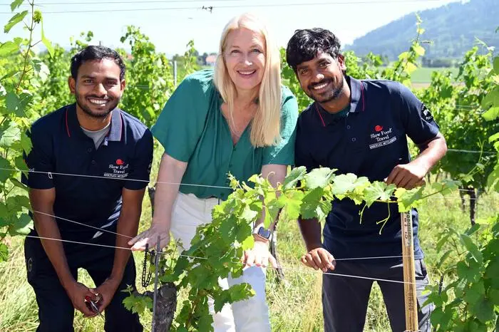 Ö3-Moderatorin Claudia Stöckl kennt die 25-Jährigen seit deren Kindheit und zeigt ihnen an den Wochenenden Kärnten: Auf dem Plan steht auch noch ein Besuch auf dem Pyramidenkogel und eine Fahrt nach Italien