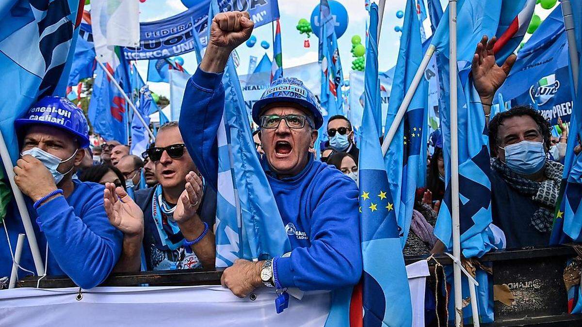 Demonstranten der Gewerkschaft UIL