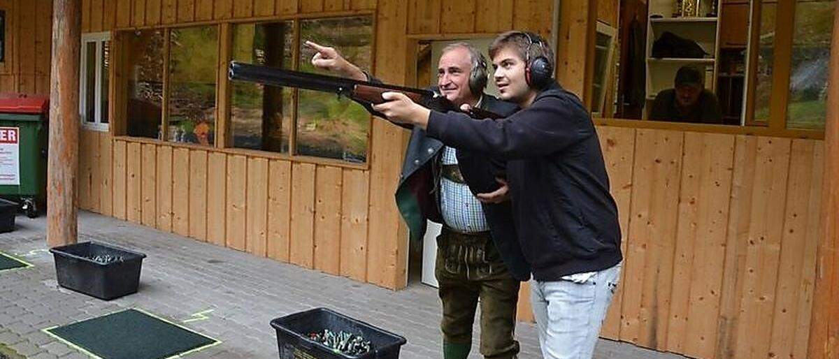 Bezirksjägermeister Josef Kleinhappl mit Lukas Meißl beim ersten Schuss