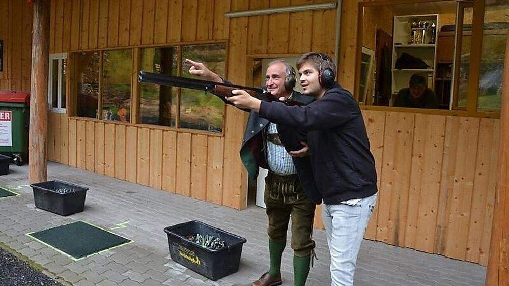 Bezirksjägermeister Josef Kleinhappl mit Lukas Meißl beim ersten Schuss