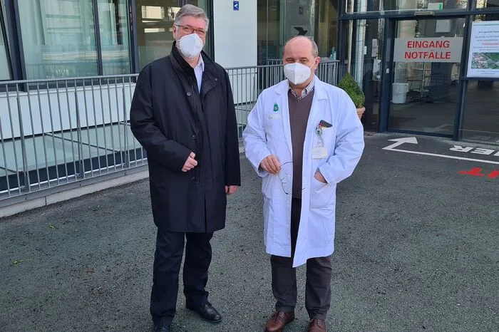 Der Betriebsdirektor des LKH Hartberg, Reinhard Petritsch (links), mit dem Inhaber und Leiter des CT/MRT-Instituts im LKH, Reinhard Wildling.