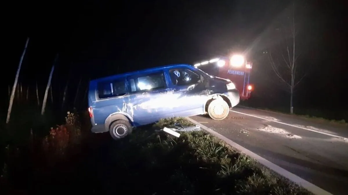 Der Kleinbus blieb nach dem Aufprall mit der Hinterachse im Straßengraben stecken
