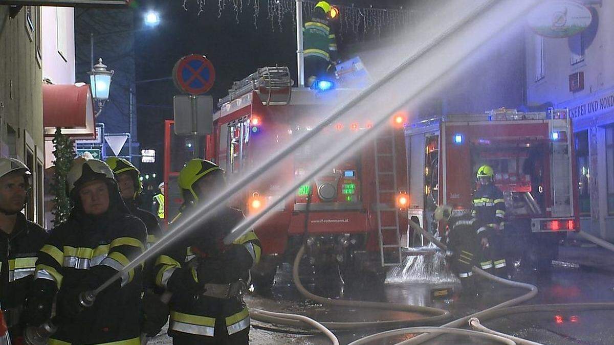 Rund 80 Frauen und Männer von fünf Feuerwehren bekämpften in Rottenmann die Flammen