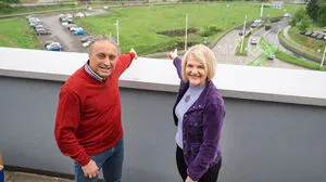 Bürgermeisterin Andrea Winkelmeier und Innofreight-Geschäftsführer Peter Wanek-Pusset schauen auf das Europan-Gelände 