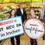 Sabrina Bernhart und Maria Bernhart (vorne) mit Bürgermeister Manfred Dullnig und Spar Kärnten und Osttirol Geschäftsführer Paul Bacher (hinten)