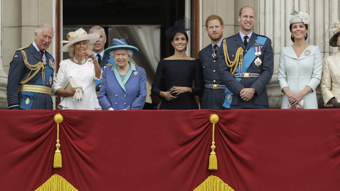 Ein Bild aus dem Archiv: die britische Königsfamilie am Balkon des Buckingham Palace