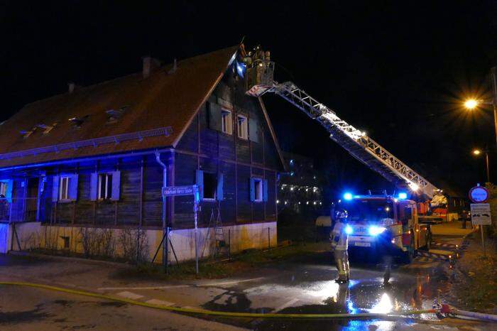 Ein Übergreifen des Brands auf den Dachstuhl konnte verhindert werden, in den Nachtstunden hielt die Feuerwehr noch Nachschau