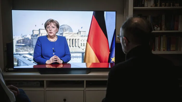In Berlin hat vor allem die deutsche Kanzlerin Angela Merkel mit ihrer häuslichen Quarantäne Schlagzeilen gemacht. Sie sei "sehr, sehr gut beschäftigt", berichtete die CDU-Politikerin jüngst aus dem Homeoffice. Sie verbringe viel Zeit in Videokonferenzen und Telefonschalten. "Trotzdem fehlt mir so ein bisschen, dass ich zum Beispiel bei den Kabinettssitzungen jetzt nicht persönlich dabei sein kann, dass ich die Leute dann nicht sehe oder dass man eben gar keinen persönlichen Kontakt jetzt hat." Inzwischen wurde auch bei ihrem dritten Test keine Infektion festgestellt. Dennoch will Merkel auch in den nächsten Tagen die Dienstgeschäfte aus ihrer häuslichen Quarantäne wahrnehmen.