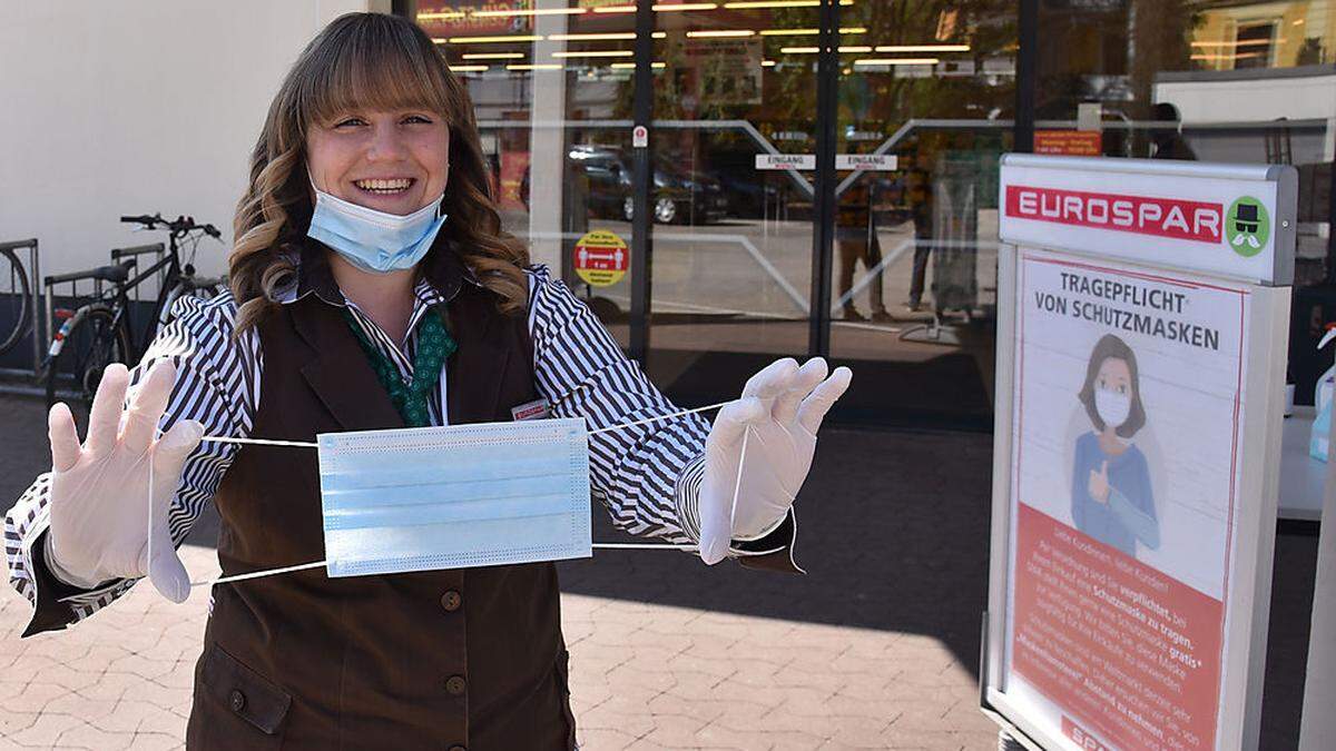 Sandra Glanz empfängt die Kunden beim Spar in Waidmannsdorf