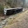 Der Lkw verlor seinen ganzen Auflieger, der im Bach landete