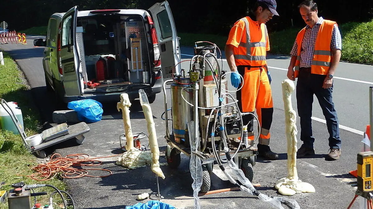 In den Straßenuntergrund wurde Polyurethan-Kunstharz injiziert