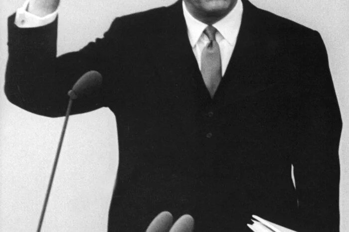 "Die Mauer in Berlin ist eine Realität; aber realistisch ist sie nicht, denn sie ist nicht vernünftig, nicht human. Deshalb wird sie in der geschichtlichen Perspektive keinen Bestand haben." (Als Bundespräsident am 18. März 1986)