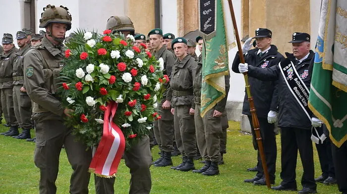 Soldaten legten den Kranz beim Denkmal nieder