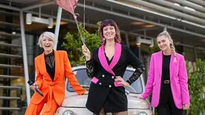 Birgit Bohnstingl mit ihrem Team vom Verein „Liebesg‘schichten und Heiratssachen“ bei der Hochzeitsmesse im Feldbacher Zentrum